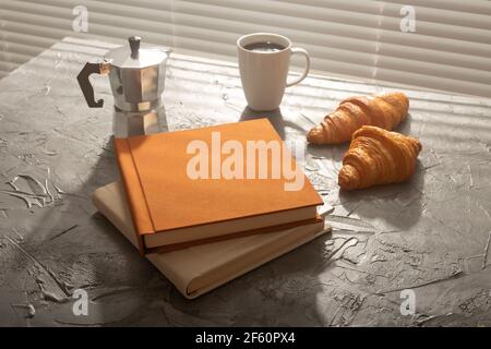 Stillleben für angenehmen Morgenkaffee türkischbecher und Croissants mit zwei Büchern auf dem Tisch. Mittagspause Konzept oder beginnen Sie den Morgen Stockfoto