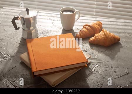 Stillleben für angenehmen Morgenkaffee türkischbecher und Croissants mit zwei Büchern auf dem Tisch. Mittagspause Konzept oder beginnen Sie den Morgen Stockfoto