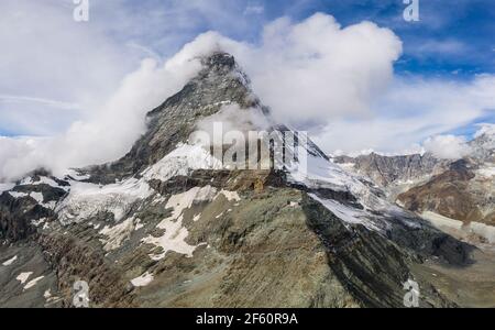 Dramatische Luftaufnahme des berühmten Matterhorn-Gipfels in Zermatt In den alpen in der Schweiz Stockfoto