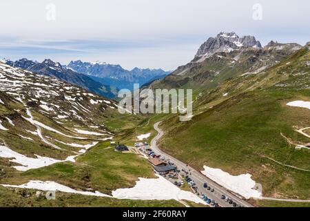 Luftaufnahme des Gipfels des Klausen Passes in Kanton Glarus in den alpen in der Schweiz Stockfoto