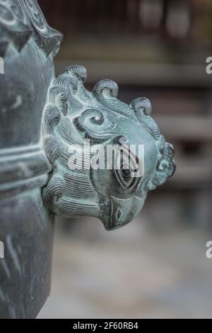 Nahaufnahme eines Vogelkopfes auf einem großen japanischen Koro-Räuchergefäß oder Räuchergefäß aus Metall im Kofukuji-Tempel in Nara, Japan Stockfoto