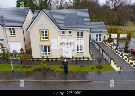 Coatbridge, Schottland, Großbritannien. März 2021, 29th. IM BILD: Stephen Kerr, Spitzenkandidat der schottischen Konservativen für die Zentralregion. Die schottischen Konservativen haben ein Manifest für die größte soziale Wohnungsbauoffenmachung seit Beginn der Dezentralisierung angekündigt. Die ehrgeizigen Ziele sehen vor, dass 40.000 Wohnungen zur sozialen Miete über das nächste Parlament gebaut werden, etwa 8.000 pro Jahr. Die Partei würde auch darauf abzielen, den Hausbau wieder auf ein Niveau vor dem SNP und vor dem Finanzcrash zu bringen, indem sie bis Ende der nächsten Legislaturperiode insgesamt 25.000 Wohnungen pro Jahr bauen will. Quelle: Colin Fisher/Alamy Live News Stockfoto