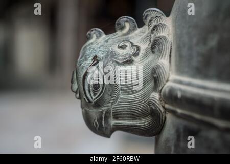 Nahaufnahme eines Vogelkopfes auf einem großen japanischen Koro-Räuchergefäß oder Räuchergefäß aus Metall im Kofukuji-Tempel in Nara, Japan Stockfoto