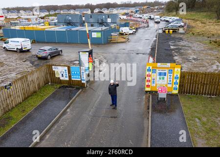 Coatbridge, Schottland, Großbritannien. März 2021, 29th. IM BILD: Stephen Kerr, Spitzenkandidat der schottischen Konservativen für die Zentralregion. Die schottischen Konservativen haben ein Manifest für die größte soziale Wohnungsbauoffenmachung seit Beginn der Dezentralisierung angekündigt. Die ehrgeizigen Ziele sehen vor, dass 40.000 Wohnungen zur sozialen Miete über das nächste Parlament gebaut werden, etwa 8.000 pro Jahr. Die Partei würde auch darauf abzielen, den Hausbau wieder auf ein Niveau vor dem SNP und vor dem Finanzcrash zu bringen, indem sie bis Ende der nächsten Legislaturperiode insgesamt 25.000 Wohnungen pro Jahr bauen will. Quelle: Colin Fisher/Alamy Live News Stockfoto