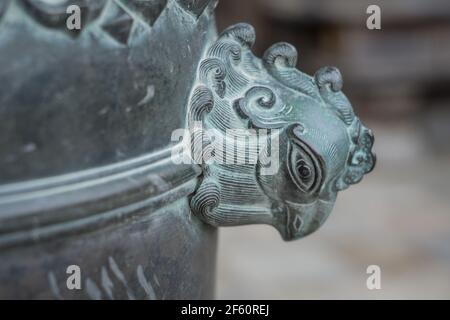 Nahaufnahme eines Vogelkopfes auf einem großen japanischen Koro-Räuchergefäß oder Räuchergefäß aus Metall im Kofukuji-Tempel in Nara, Japan Stockfoto