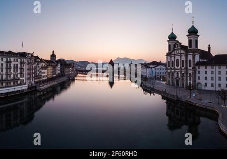 Sonnenuntergang über der Luzerner Altstadt und dem Reuss Mit der berühmten Holzbrücke der Kapelle in der Zentralschweiz Stockfoto