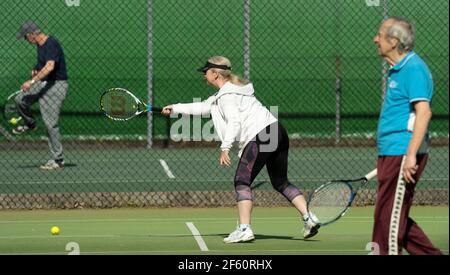 Bournemouth, Großbritannien. 29th. März 2021. Menschen genießen ein Tennisspiel in der Sonne im Bournemouth Gardens Tennis Center am ersten Tag der Outdoor-Sport erlaubt als Teil der Lockerung der Beschränkungen nach der dritten nationalen Sperre der Covid-19 Pandemie. . Kredit: Richard Crease/Alamy Live Nachrichten Stockfoto