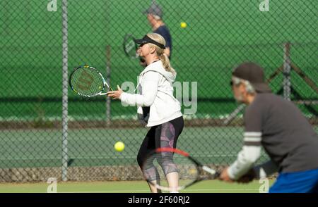 Bournemouth, Großbritannien. 29th. März 2021. Menschen genießen ein Tennisspiel in der Sonne im Bournemouth Gardens Tennis Center am ersten Tag der Outdoor-Sport erlaubt als Teil der Lockerung der Beschränkungen nach der dritten nationalen Sperre der Covid-19 Pandemie. . Kredit: Richard Crease/Alamy Live Nachrichten Stockfoto