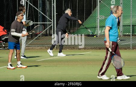 Bournemouth, Großbritannien. 29th. März 2021. Menschen genießen ein Tennisspiel in der Sonne im Bournemouth Gardens Tennis Center am ersten Tag der Outdoor-Sport erlaubt als Teil der Lockerung der Beschränkungen nach der dritten nationalen Sperre der Covid-19 Pandemie. . Kredit: Richard Crease/Alamy Live Nachrichten Stockfoto