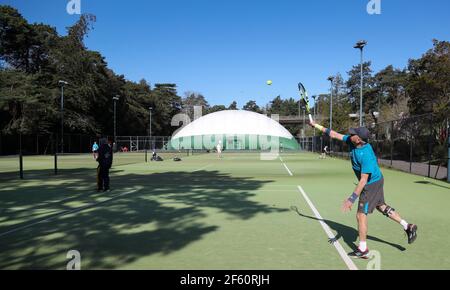 Bournemouth, Großbritannien. 29th. März 2021. Menschen genießen ein Tennisspiel in der Sonne im Bournemouth Gardens Tennis Center am ersten Tag der Outdoor-Sport erlaubt als Teil der Lockerung der Beschränkungen nach der dritten nationalen Sperre der Covid-19 Pandemie. . Kredit: Richard Crease/Alamy Live Nachrichten Stockfoto