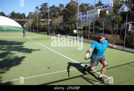 Bournemouth, Großbritannien. 29th. März 2021. Menschen genießen ein Tennisspiel in der Sonne im Bournemouth Gardens Tennis Center am ersten Tag der Outdoor-Sport erlaubt als Teil der Lockerung der Beschränkungen nach der dritten nationalen Sperre der Covid-19 Pandemie. . Kredit: Richard Crease/Alamy Live Nachrichten Stockfoto