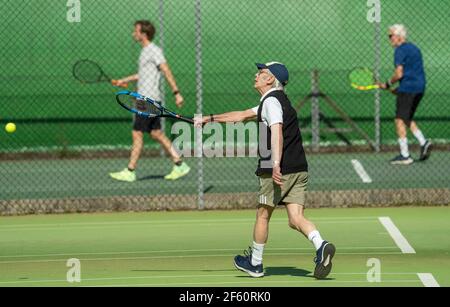 Bournemouth, Großbritannien. 29th. März 2021. Menschen genießen ein Tennisspiel in der Sonne im Bournemouth Gardens Tennis Center am ersten Tag der Outdoor-Sport erlaubt als Teil der Lockerung der Beschränkungen nach der dritten nationalen Sperre der Covid-19 Pandemie. . Kredit: Richard Crease/Alamy Live Nachrichten Stockfoto