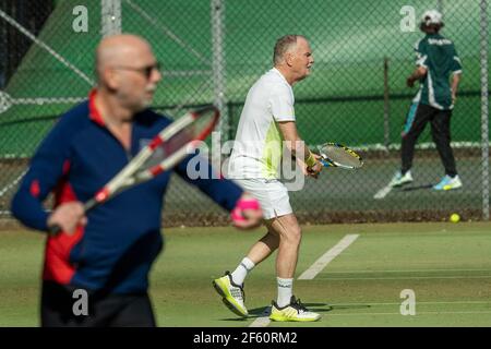 Bournemouth, Großbritannien. 29th. März 2021. Menschen genießen ein Tennisspiel in der Sonne im Bournemouth Gardens Tennis Center am ersten Tag der Outdoor-Sport erlaubt als Teil der Lockerung der Beschränkungen nach der dritten nationalen Sperre der Covid-19 Pandemie. . Kredit: Richard Crease/Alamy Live Nachrichten Stockfoto