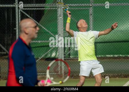 Bournemouth, Großbritannien. 29th. März 2021. Menschen genießen ein Tennisspiel in der Sonne im Bournemouth Gardens Tennis Center am ersten Tag der Outdoor-Sport erlaubt als Teil der Lockerung der Beschränkungen nach der dritten nationalen Sperre der Covid-19 Pandemie. . Kredit: Richard Crease/Alamy Live Nachrichten Stockfoto