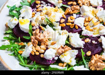 Gebackener Rote Beete Salat mit Rucola, Nüssen und Ziegenkäse. Stockfoto