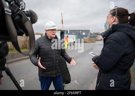 Coatbridge, Schottland, Großbritannien. März 2021, 29th. IM BILD: Stephen Kerr, Spitzenkandidat der schottischen Konservativen für die Zentralregion. Die schottischen Konservativen haben ein Manifest für die größte soziale Wohnungsbauoffenmachung seit Beginn der Dezentralisierung angekündigt. Die ehrgeizigen Ziele sehen vor, dass 40.000 Wohnungen zur sozialen Miete über das nächste Parlament gebaut werden, etwa 8.000 pro Jahr. Die Partei würde auch darauf abzielen, den Hausbau wieder auf ein Niveau vor dem SNP und vor dem Finanzcrash zu bringen, indem sie bis Ende der nächsten Legislaturperiode insgesamt 25.000 Wohnungen pro Jahr bauen will. Quelle: Colin Fisher/Alamy Live News Stockfoto