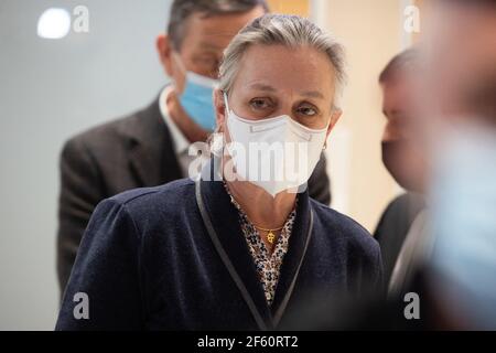 Paris, Frankreich. März 2021, 29th. Die französische Kanzlerin Irene Frachon spricht während einer Pressekonferenz am 29. März im Pariser Gerichtsgebäude in Paris. 2021 vor der Verkündung des Urteils im sogenannten "Mediator Case", in dem das Pharmaunternehmen Servier mit Betrug und Nachlässigkeit konfrontiert wird, die mit dem Tod von Hunderten von Menschen in Zusammenhang stehen, denen trotz Sicherheitsbedenken eine Diabetes-Pille zur Gewichtsreduktion verschrieben wurde. Foto von Raphaël Lafargue/ABACAPRESS.COM Quelle: Abaca Press/Alamy Live News Stockfoto