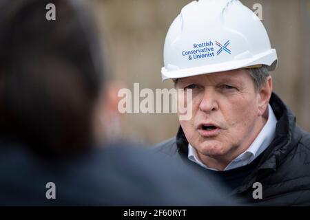 Coatbridge, Schottland, Großbritannien. März 2021, 29th. IM BILD: Stephen Kerr, Spitzenkandidat der schottischen Konservativen für die Zentralregion. Die schottischen Konservativen haben ein Manifest für die größte soziale Wohnungsbauoffenmachung seit Beginn der Dezentralisierung angekündigt. Die ehrgeizigen Ziele sehen vor, dass 40.000 Wohnungen zur sozialen Miete über das nächste Parlament gebaut werden, etwa 8.000 pro Jahr. Die Partei würde auch darauf abzielen, den Hausbau wieder auf ein Niveau vor dem SNP und vor dem Finanzcrash zu bringen, indem sie bis Ende der nächsten Legislaturperiode insgesamt 25.000 Wohnungen pro Jahr bauen will. Quelle: Colin Fisher/Alamy Live News Stockfoto