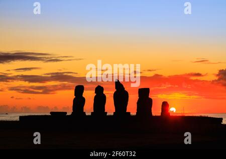 AHU Vai Ure moai (Statuen) mit dem Rücken zur Pazifikküste bei Tahai, Hanga Roa, Westküste der Osterinsel (Rapa Nui), Chile bei Sonnenuntergang Stockfoto