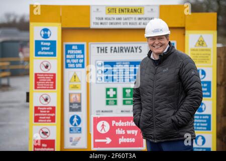 Coatbridge, Schottland, Großbritannien. März 2021, 29th. IM BILD: Stephen Kerr, Spitzenkandidat der schottischen Konservativen für die Zentralregion. Die schottischen Konservativen haben ein Manifest für die größte soziale Wohnungsbauoffenmachung seit Beginn der Dezentralisierung angekündigt. Die ehrgeizigen Ziele sehen vor, dass 40.000 Wohnungen zur sozialen Miete über das nächste Parlament gebaut werden, etwa 8.000 pro Jahr. Die Partei würde auch darauf abzielen, den Hausbau wieder auf ein Niveau vor dem SNP und vor dem Finanzcrash zu bringen, indem sie bis Ende der nächsten Legislaturperiode insgesamt 25.000 Wohnungen pro Jahr bauen will. Quelle: Colin Fisher/Alamy Live News Stockfoto