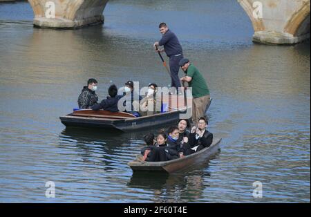 Cambridge, Großbritannien. März 2021, 29th. Am ersten Tag, an dem die Lockdown-Reihenfolge des Aufenthalts im Home endet, machen die Leute das Beste aus dem Frühlingswetter und genießen Punt-Fahrten auf dem River Cam im Zentrum von Cambridge. Quelle: MARTIN DALTON/Alamy Live News Stockfoto