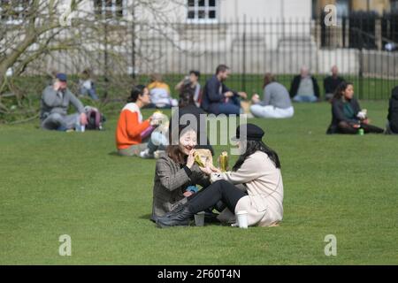 Cambridge, Großbritannien. März 2021, 29th. Am ersten Tag, an dem die Lockdown-Reihenfolge des Aufenthalts im Home endet, machen die Leute das Beste aus dem Frühlingswetter und genießen ein Picknick vor dem Kings College im Zentrum von Cambridge. Quelle: MARTIN DALTON/Alamy Live News Stockfoto