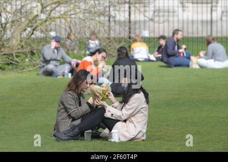 Cambridge, Großbritannien. März 2021, 29th. Am ersten Tag, an dem die Lockdown-Reihenfolge des Aufenthalts im Home endet, machen die Leute das Beste aus dem Frühlingswetter und genießen ein Picknick vor dem Kings College im Zentrum von Cambridge. Quelle: MARTIN DALTON/Alamy Live News Stockfoto