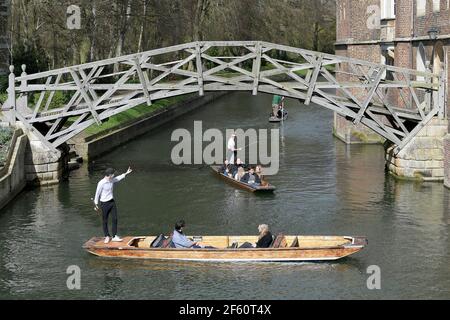 Cambridge, Großbritannien. März 2021, 29th. Am ersten Tag, an dem die Lockdown-Reihenfolge des Aufenthalts im Home endet, machen die Leute das Beste aus dem Frühlingswetter und genießen Punt-Fahrten auf dem River Cam im Zentrum von Cambridge. Quelle: MARTIN DALTON/Alamy Live News Stockfoto