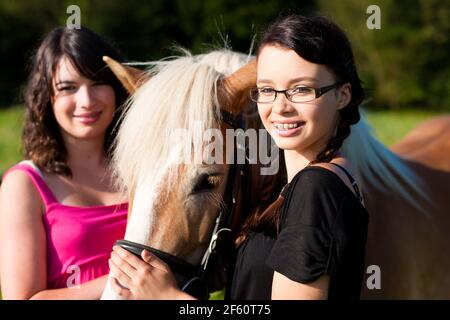 Frau tut Outdoor Stretching mit ihrem persönlichen Trainer auf einem Toller Sommertag Stockfoto