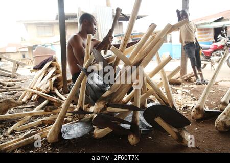 Schmied, der Hacken für ländliche Bauern macht Oyo State, Nigeria. Stockfoto