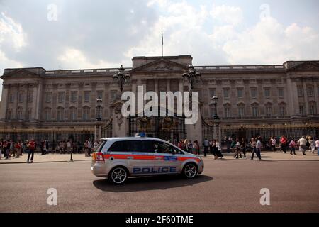 21. April 2011. London, England. Die Polizei patrouilliert vor dem Buckingham Palace inmitten strenger Sicherheit im Vorfeld von Catherine Middletons Ehe mit Prince Stockfoto