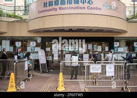 Hongkong, China. März 2021, 18th. Die Menschen warten in der Schlange, um das Gemeinschafts-Impfzentrum zu besuchen, das in einer der Galerien der Zentralbibliothek von Hongkong im Tai Hang-Bezirk eingerichtet ist. Bürger Hongkongs besuchen am Donnerstag, den 18th. März, das Gemeinschafts-Impfzentrum, das in einer der Galerien der Zentralbibliothek Hongkongs im Tai Hang-Bezirk eingerichtet ist. Kredit: SOPA Images Limited/Alamy Live Nachrichten Stockfoto