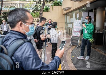 Hongkong, China. März 2021, 18th. Ein Mitarbeiter des Gemeinschafts-Impfzentrums spricht mit Teilnehmern vor der Zentralbibliothek von Hongkong. Bürger Hongkongs besuchen am Donnerstag, den 18th. März, das Gemeinschafts-Impfzentrum, das in einer der Galerien der Zentralbibliothek Hongkongs im Tai Hang-Bezirk eingerichtet ist. Kredit: SOPA Images Limited/Alamy Live Nachrichten Stockfoto