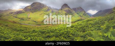 Moody Panorama blick auf die Berglandschaft des Three Sisters of Glencoe Valley in den schottischen Highlands, Schottland. Stockfoto