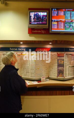 LADBROKES BUCHMACHER IN NORTHUMBERLAND AVENUE, LONDON.TOM PILSTON, 22/02/07 Stockfoto