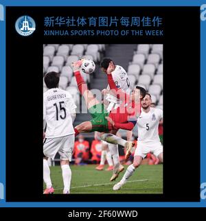 (210329) -- PEKING, 29. März 2021 (Xinhua) -- XINHUA SPORTFOTO DER WOCHE (vom 22. März 2020 bis zum 28. März 2020) GESENDET am 29. März 2020. Der Portugiesen Cristiano Ronaldo (2nd R) tritt während eines FIFA World Cup 2022 Qualifier Group A Spiels zwischen Portugal und Aserbaidschan in Turin, Italien, am 24. März 2020 an. (Foto von Federico Tardito/Xinhua) Stockfoto