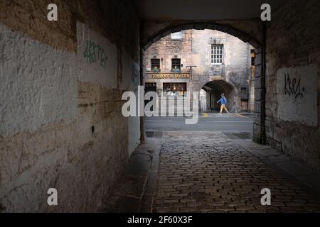 Edinburgh, Schottland - Januar 18 2020: Blick vom Sugarhouse in der Nähe der historischen Tollbooth Tavern entlang der mittelalterlichen Royal Mile auf Canongate in Old Town i Stockfoto