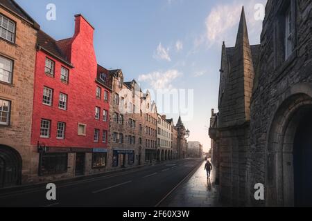 Edinburgh, Schottland - Januar 18 2020: Eine Schattensilhouette an einem ruhigen Morgen in Edinburgh entlang der historischen mittelalterlichen Royal Mile in der Altstadt. Stockfoto