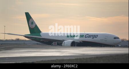 Eva Air Cargo Boeing 777F Taxis zum Frachtterminal nach der Landung am Chicago O'Hare International Airport. Stockfoto