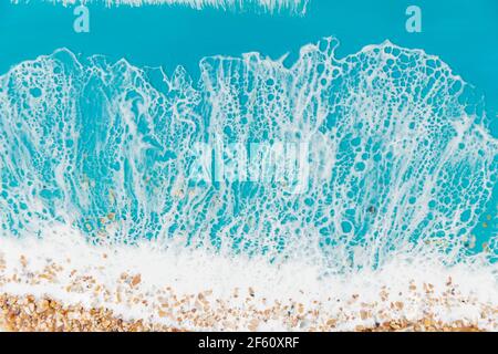 Kunstharz mit blauen Meereswellen und Strand. Meer Hintergrund aus Epoxidharz Kunst Stockfoto