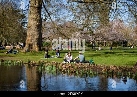 London, Großbritannien. 29. März 2021. Die Menschen genießen das Frühlingswetter und die Lockerung von Englands Sperrbeschränkungen, die es den Menschen ermöglichen, sich im Bushy Park im Westen Londons im Freien zu mischen. Bilddatum: Montag, 29. März 2021. Bildnachweis sollte lauten: Matt Crossick/Empics/Alamy Live News Stockfoto