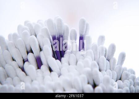 Baumwollköpfe von Reinigungsstäben. Wattestäbchen. Selektiver Fokus Stockfoto