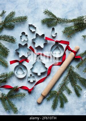 Metall Ausstechformen in verschiedenen Formen mit Nudelholz Stockfoto