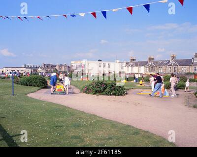 Ayr, Ayrshire, Schottland, Großbritannien, scannte Transparentfolien von Ayr direkt am Meer in der Promenade von 1980s, die den Pavillon, Pitch & Putt zeigt. Das Gebiet hat sich nun geändert. Vor dem Paviilion steht ein Kinderspielplatz und der Pitch- und Putt-Bereich ist jetzt gerade noch begrast Stockfoto