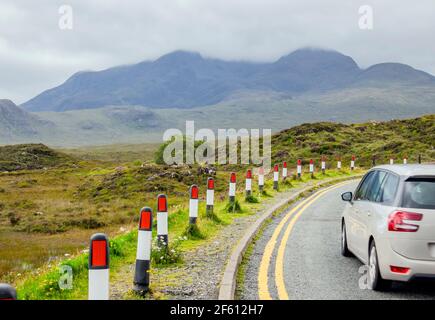 Das Auto fährt auf der linken Straßenseite in der ländlichen Gegend von Schottland, Großbritannien, Europa. Verkehrskonzept auf der linken Seite. Stockfoto