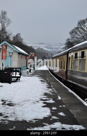 Grosmont Station Im Schnee - Personenwagen - Norden Yorkshire Moors Heritage Railway - NYMR - Snow on the Ground - Winters Day - Yorkshire UK Stockfoto