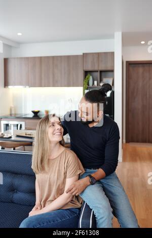 Fröhlicher lächelnder Mann umarmte seine hübsche Frau und schaute an Sie mit Liebe und zärtlich Stockfoto