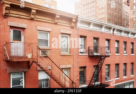 Alte Wohngebäude mit eisernen Feuertreppen, New York City, USA. Stockfoto