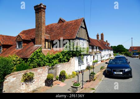 Typisches Fachwerk gerahmtes Haus mit Kieselgestein neben der Hauptstraße durch das Dorf, Hartfield, East Sussex, England Stockfoto