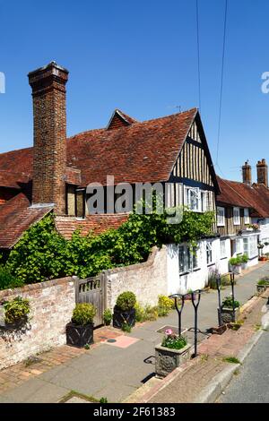 Typisches Fachwerk gerahmtes Haus mit Kieselgestein neben der Hauptstraße durch das Dorf, Hartfield, East Sussex, England Stockfoto